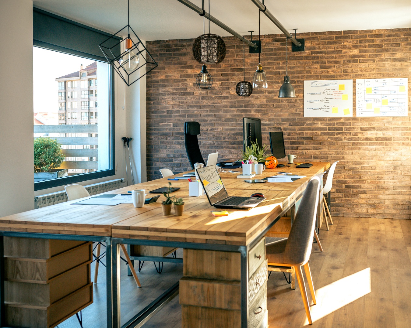 biuro urządzone w stylu industrialnym